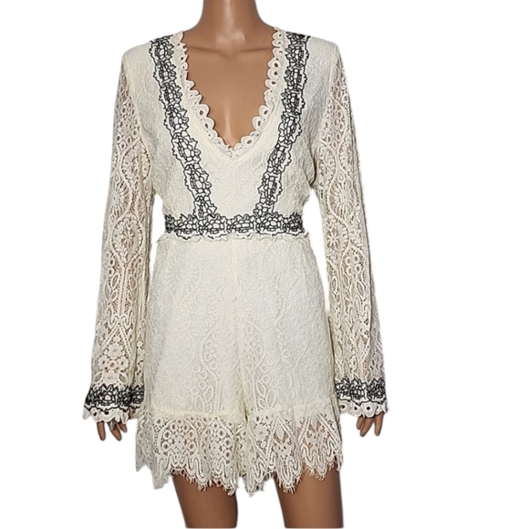 FOXIEDOX Women's‎ Bell Sleeves V Neck Lace Romper Cream Black Trim Size XL - Picture 5 of 15